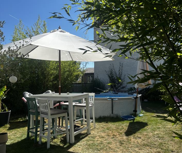 Gartenbereich mit Pool und Sitzplatz