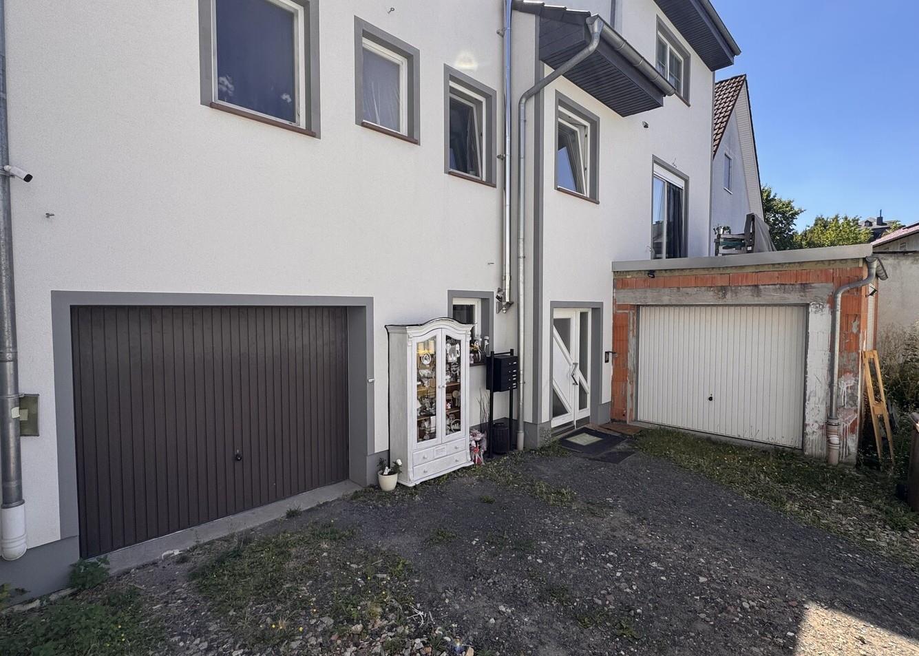 Mehrfamilienhaus mit Garagen und Zufahrt
