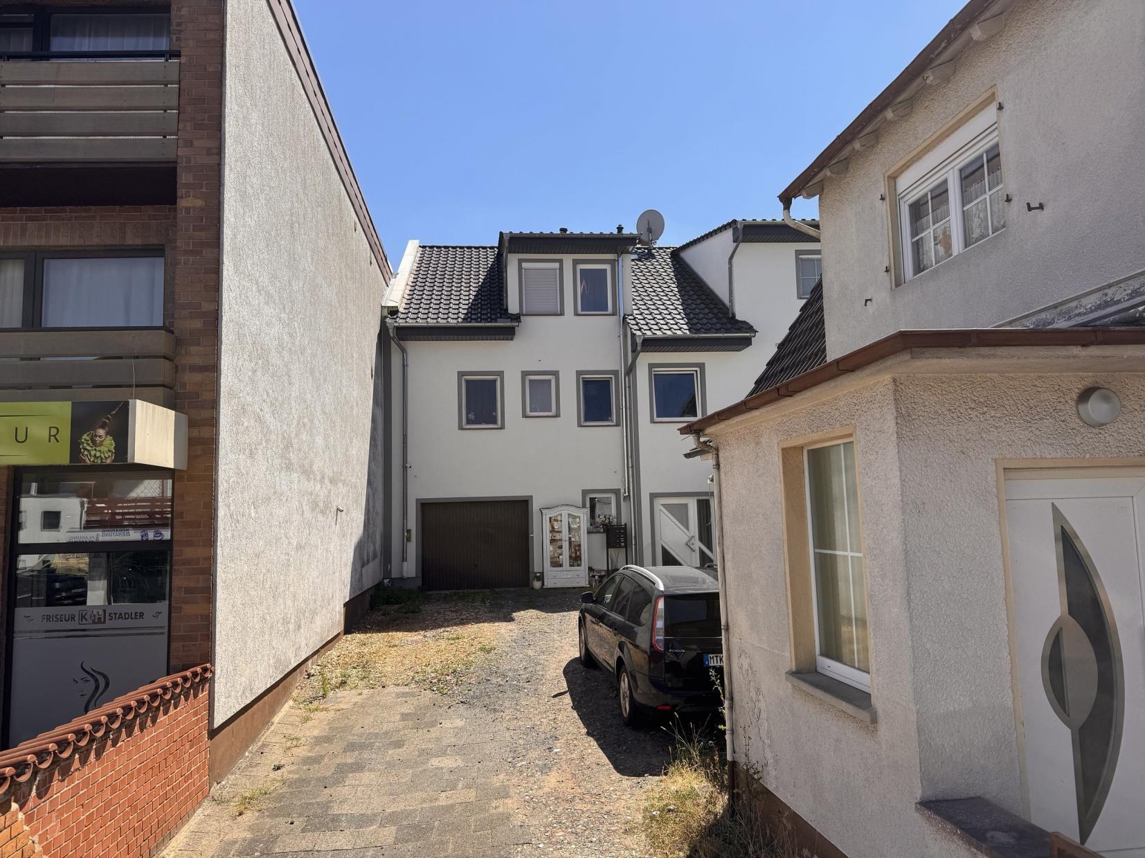 Mehrfamilienhaus, Baujahr 2020, mit Zufahrt und Stellplätzen