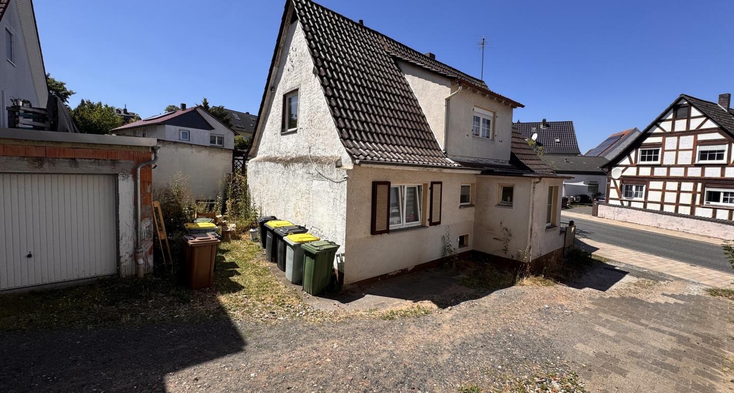 Seitenansicht des Einfamilienhauses mit angrenzendem Grundstück