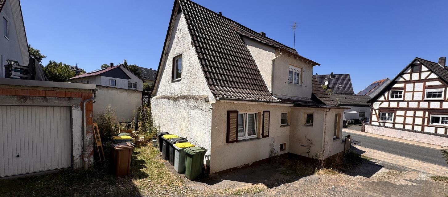 Straßenansicht mit Mehrfamilienhaus und angrenzendem Einfamilienhaus