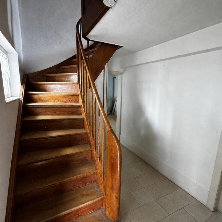 Treppenhaus im Einfamilienhaus im unsanierten Zustand