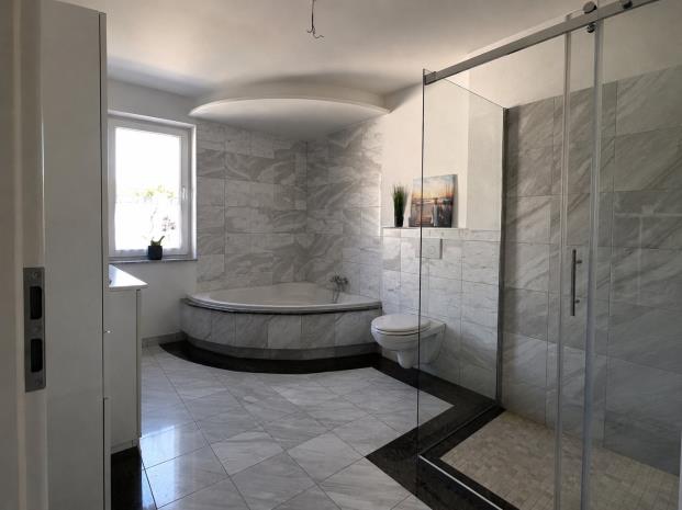 Badezimmer mit großformatigen Wandfliesen