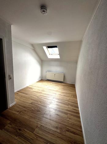 Unmöblierter Raum im Dachgeschoss